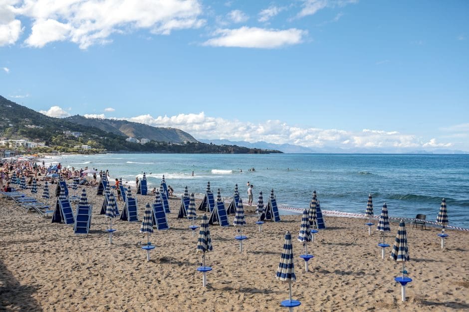 Carta di pagamento contactless avvicinata a un terminale POS durante una vacanza